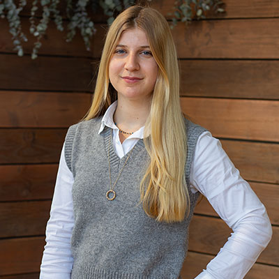 portrait von seraina ceravolo mit weissweinglas in der hand